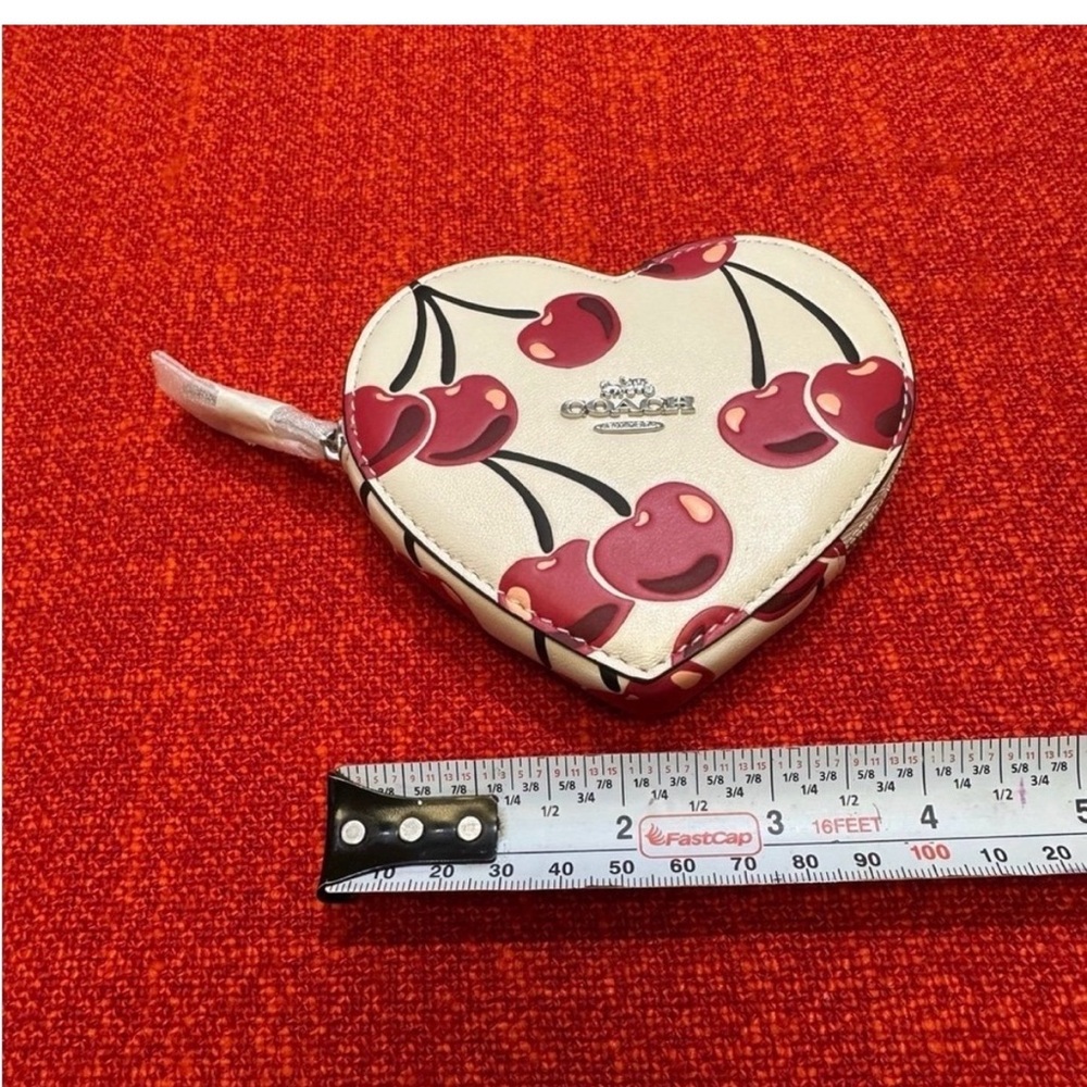 ❤️❤️❤️NEW Coach Heart shaped coin purse ❤️❤️❤️ - Picture 7 of 8